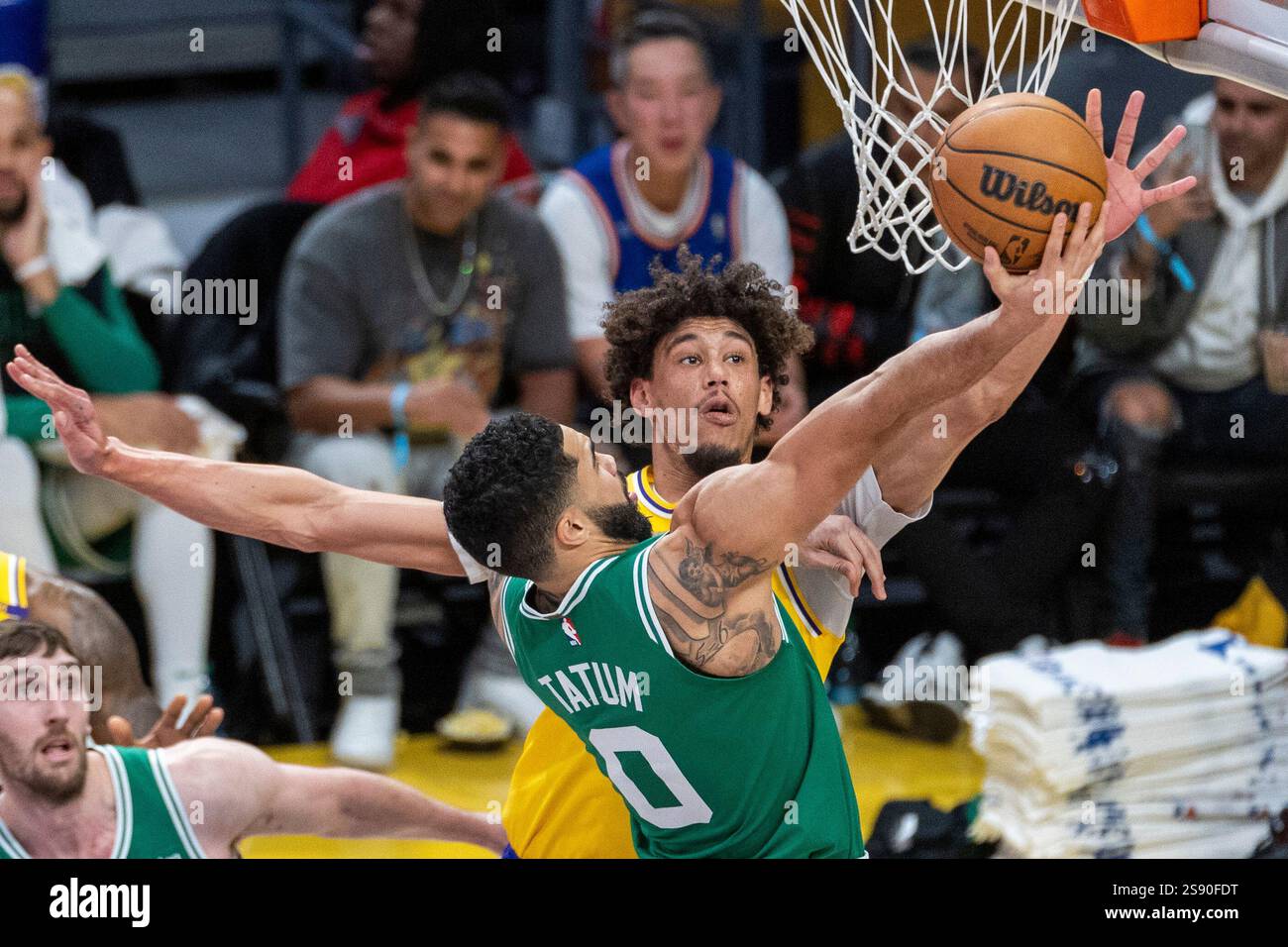 Jayson Tatum #0 des Boston Celtics va au panier sous la pression de Jaxson Hayes #11 des Los Angeles Lakers lors d'un match de basket-ball NBA au Crypto.com Arena. Score final ; Lakers 117:96 Celtics (photo par Ringo Chiu / SOPA images/SIPA USA) Banque D'Images