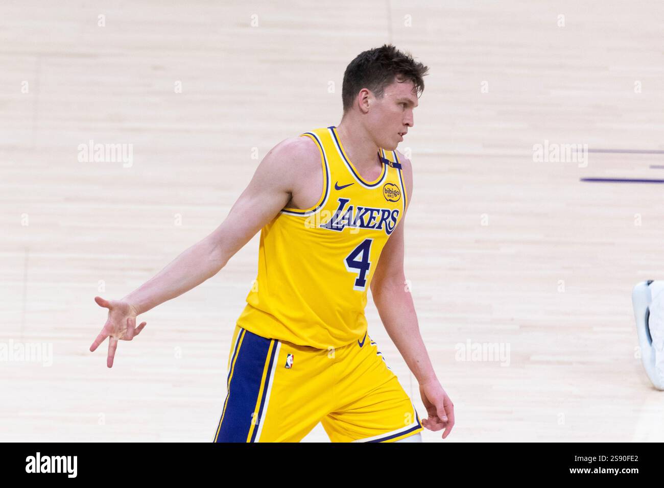 Dalton Knecht #4 des Los Angeles Lakers réagit après avoir touché un tir de 3 points contre les Celtics de Boston lors d'un match de basket-ball NBA au Crypto.com Arena. Score final ; Lakers 117:96 Celtics (photo par Ringo Chiu / SOPA images/SIPA USA) Banque D'Images