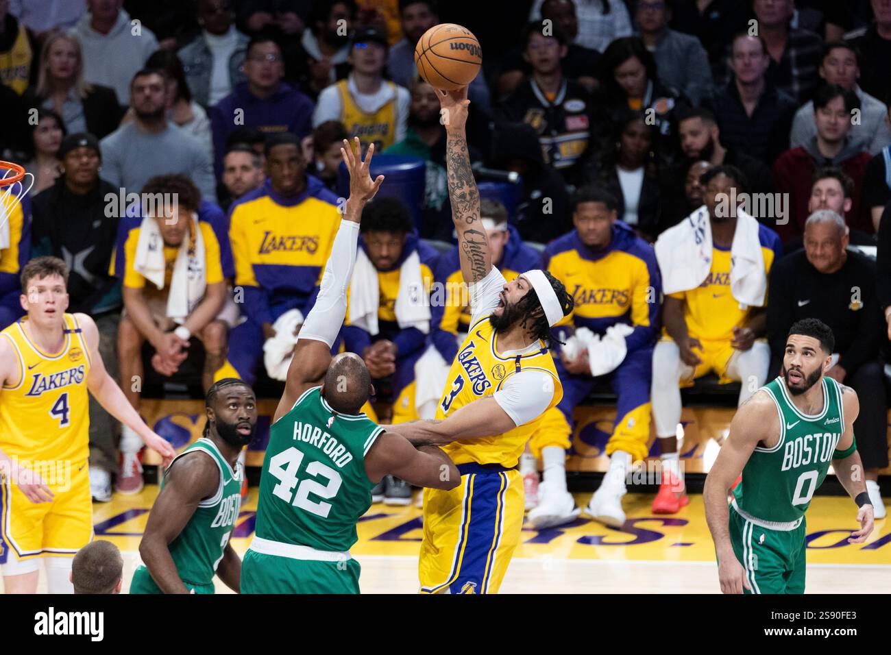 Anthony Davis, des Los Angeles Lakers, tire contre Al Horford, #42 des Boston Celtics, lors d'un match de basket-ball NBA au Crypto.com Arena. Score final ; Lakers 117:96 Celtics (photo par Ringo Chiu / SOPA images/SIPA USA) Banque D'Images