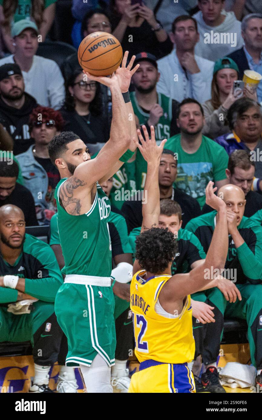 Jayson Tatum des Boston Celtics (l) tire contre Max Christie #12 des Los Angeles Lakers lors d'un match de basket-ball NBA au Crypto.com Arena. Score final ; Lakers 117:96 Celtics (photo par Ringo Chiu / SOPA images/SIPA USA) Banque D'Images