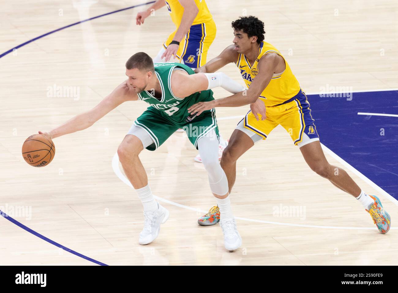 Kristaps Porzingis des Boston Celtics est défendu par Max Christie #12 des Los Angeles Lakers lors d'un match de basket-ball NBA au Crypto.com Arena. Score final ; Lakers 117:96 Celtics (photo par Ringo Chiu / SOPA images/SIPA USA) Banque D'Images