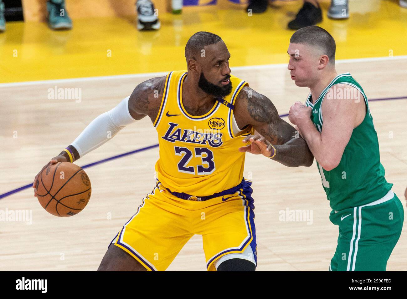 LeBron James #23 des Los Angeles Lakers est défendu par Payton Pritchard #11 des Boston Celtics lors d'un match de basket-ball NBA au Crypto.com Arena. Score final ; Lakers 117:96 Celtics (photo par Ringo Chiu / SOPA images/SIPA USA) Banque D'Images
