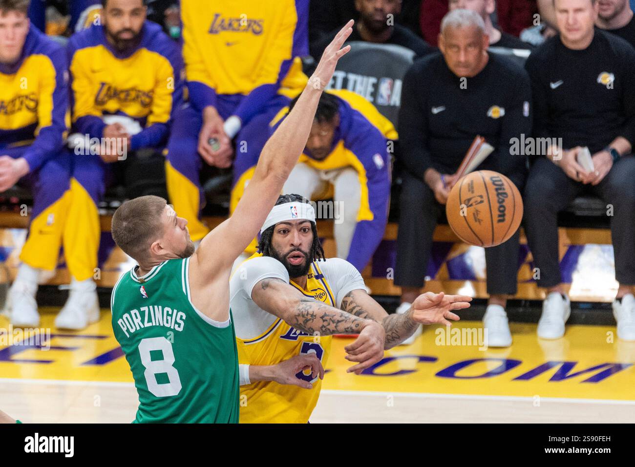 Anthony Davis des Los Angeles Lakers passe #3 alors qu'il est défendu par Kristaps Porzingis #8 des Boston Celtics lors d'un match de basket-ball NBA au Crypto.com Arena. Score final ; Lakers 117:96 Celtics (photo par Ringo Chiu / SOPA images/SIPA USA) Banque D'Images