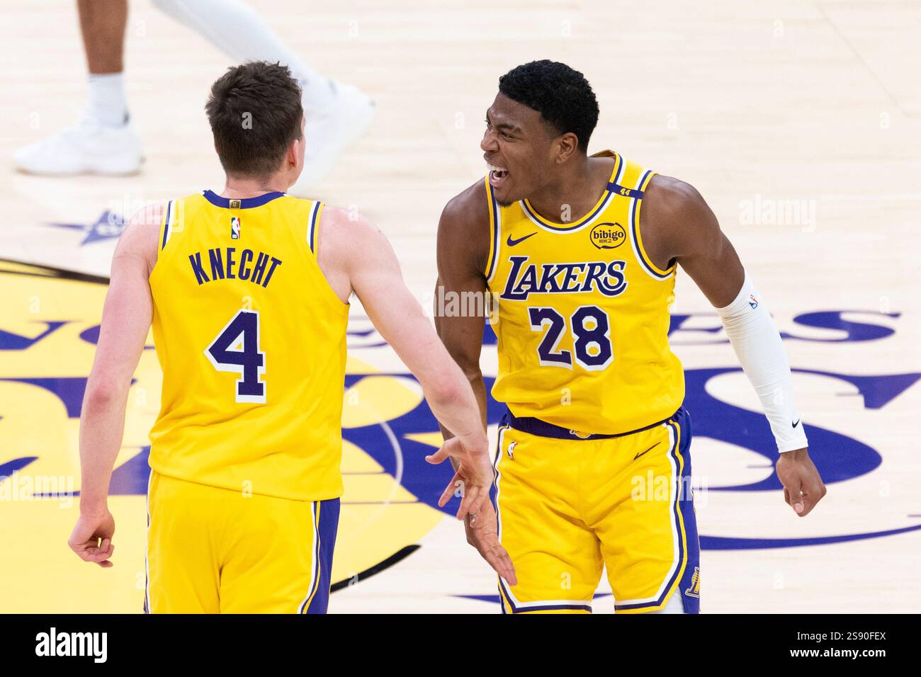 Rui Hachimura #28 des Los Angeles Lakers réagit après que Dalton Knecht #4 ait frappé un tir de 3 points contre les Celtics de Boston lors d'un match de basket-ball NBA au Crypto.com Arena. Score final ; Lakers 117:96 Celtics (photo par Ringo Chiu / SOPA images/SIPA USA) Banque D'Images