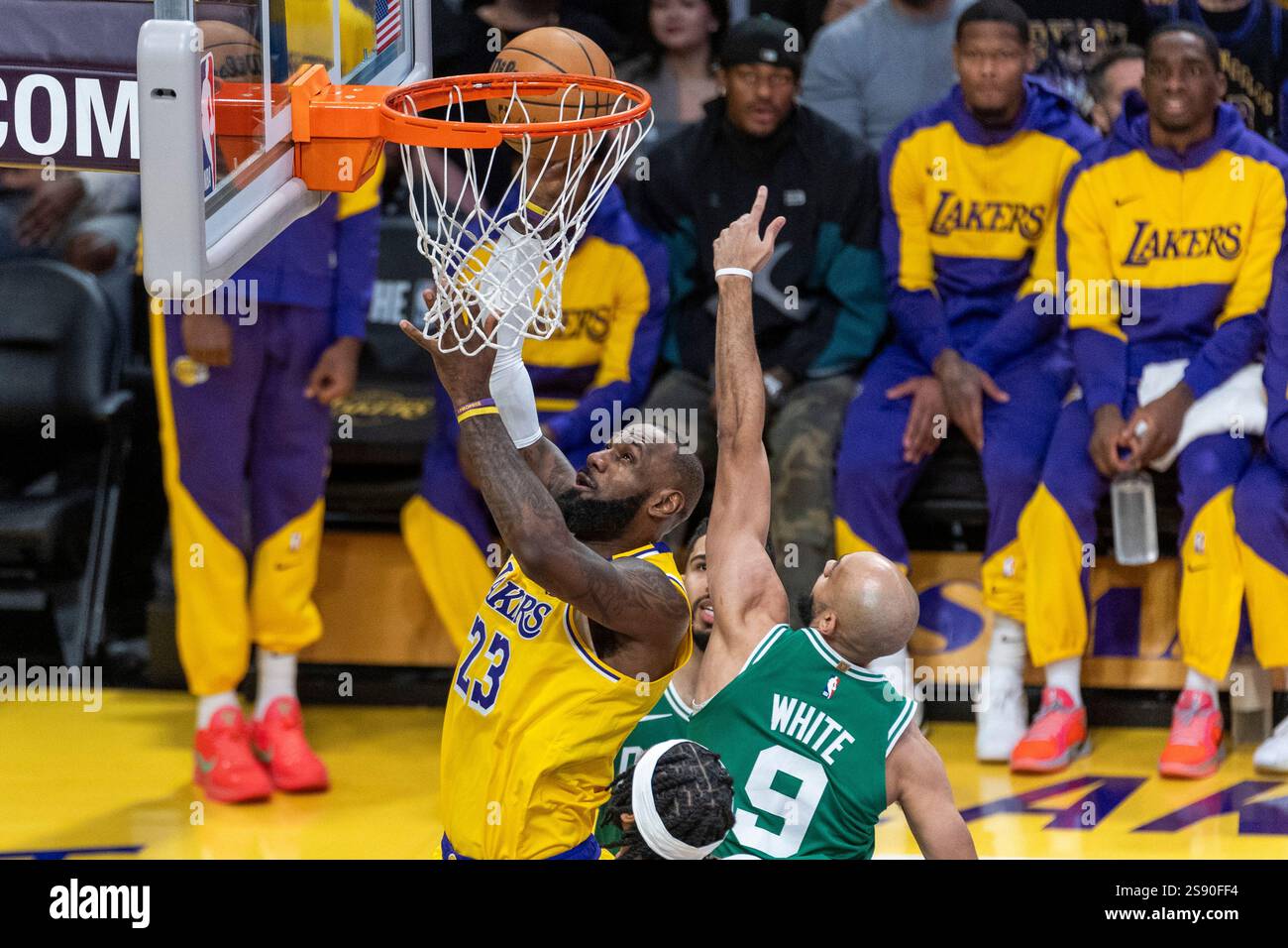 LeBron James #23 des Los Angeles Lakers tire sous la pression du Derrick White #9 des Boston Celtics lors d'un match de basket-ball NBA au Crypto.com Arena. Score final ; Lakers 117:96 Celtics (photo par Ringo Chiu / SOPA images/SIPA USA) Banque D'Images