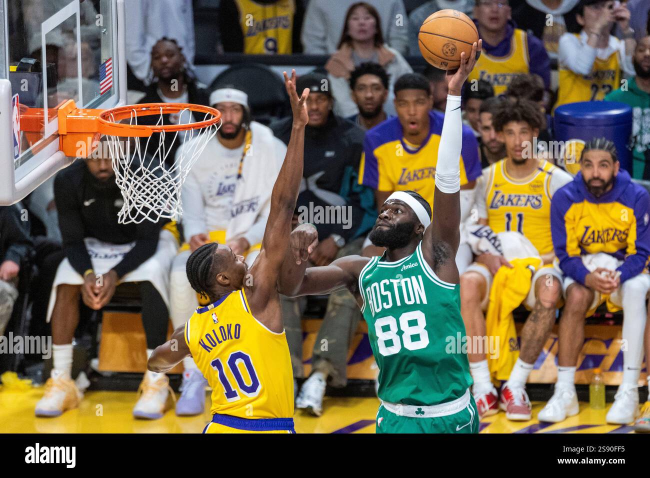 Neemias Queta #88 des Boston Celtics affronte Christian Koloko #10 des Los Angeles Lakers lors d'un match de basket NBA au Crypto.com Arena. Score final ; Lakers 117:96 Celtics (photo par Ringo Chiu / SOPA images/SIPA USA) Banque D'Images
