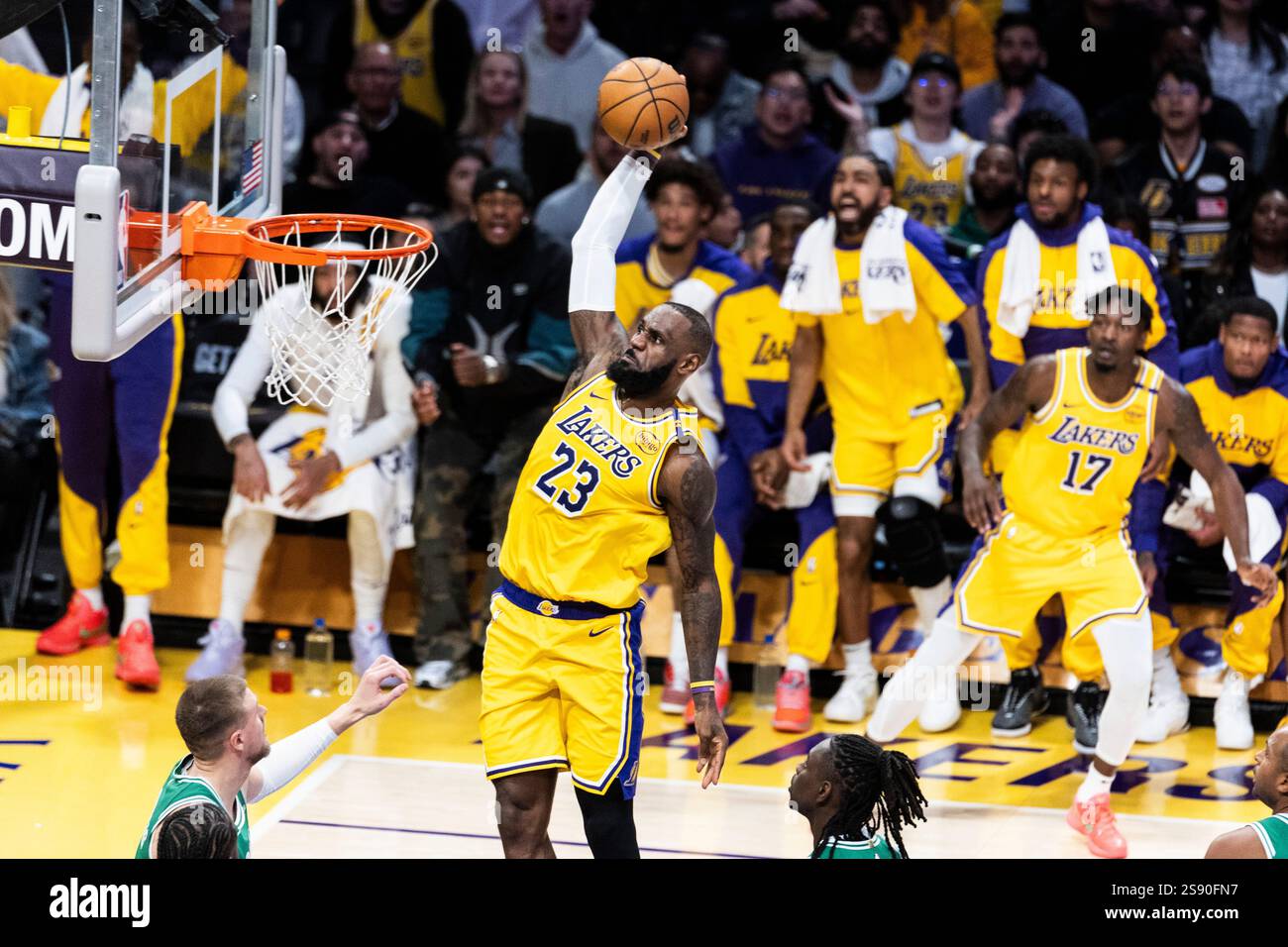 LeBron James des Los Angeles Lakers #23 dunks contre les Celtics de Boston lors d'un match de basket-ball NBA au Crypto.com Arena. Score final ; Lakers 117:96 Celtics (photo par Ringo Chiu / SOPA images/SIPA USA) Banque D'Images