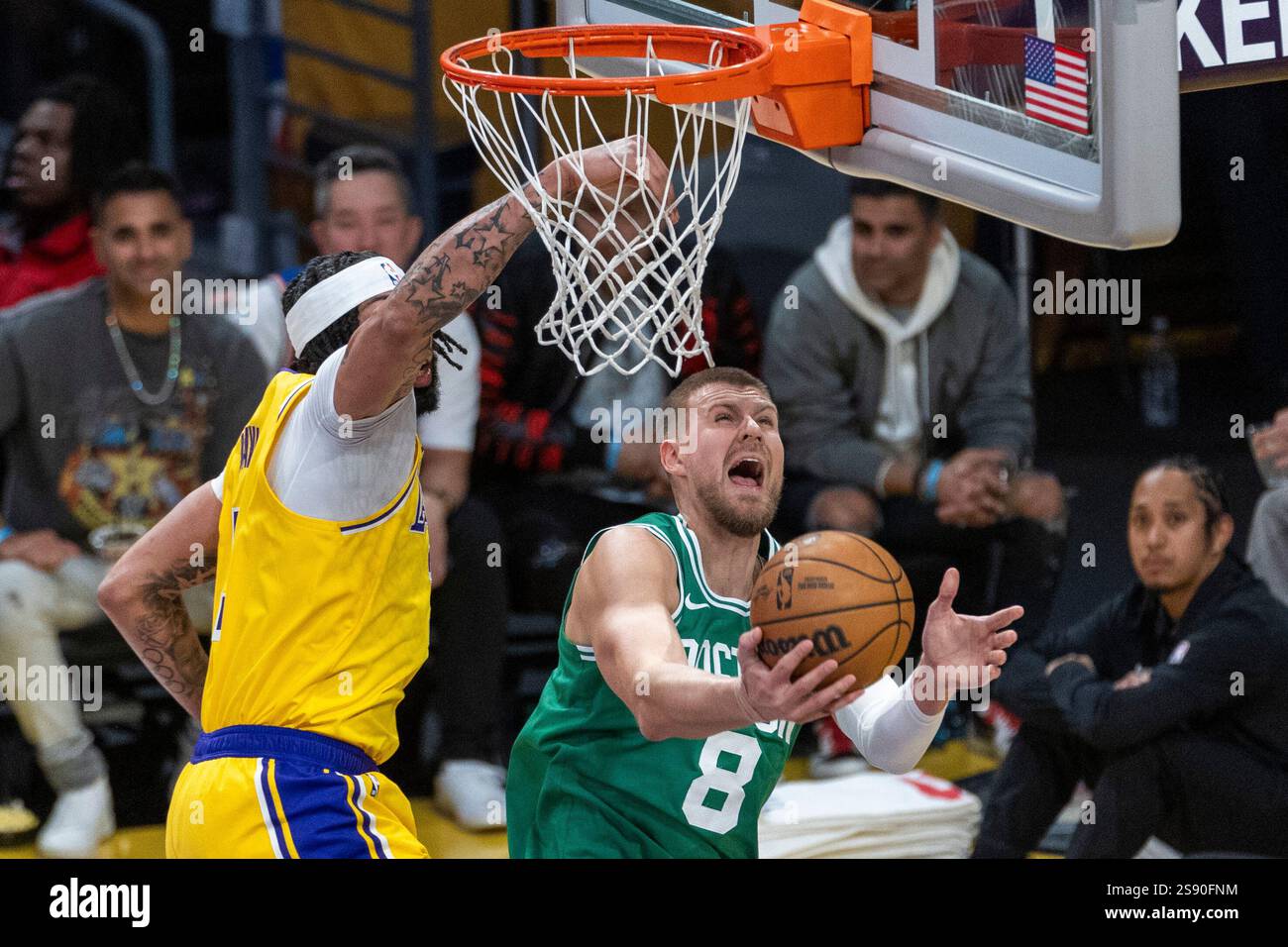 Kristaps Porzingis #8 des Boston Celtics va au panier sous la pression d'Anthony Davis #3 des Los Angeles Lakers lors d'un match de basket-ball NBA au Crypto.com Arena. Score final ; Lakers 117:96 Celtics (photo par Ringo Chiu / SOPA images/SIPA USA) Banque D'Images