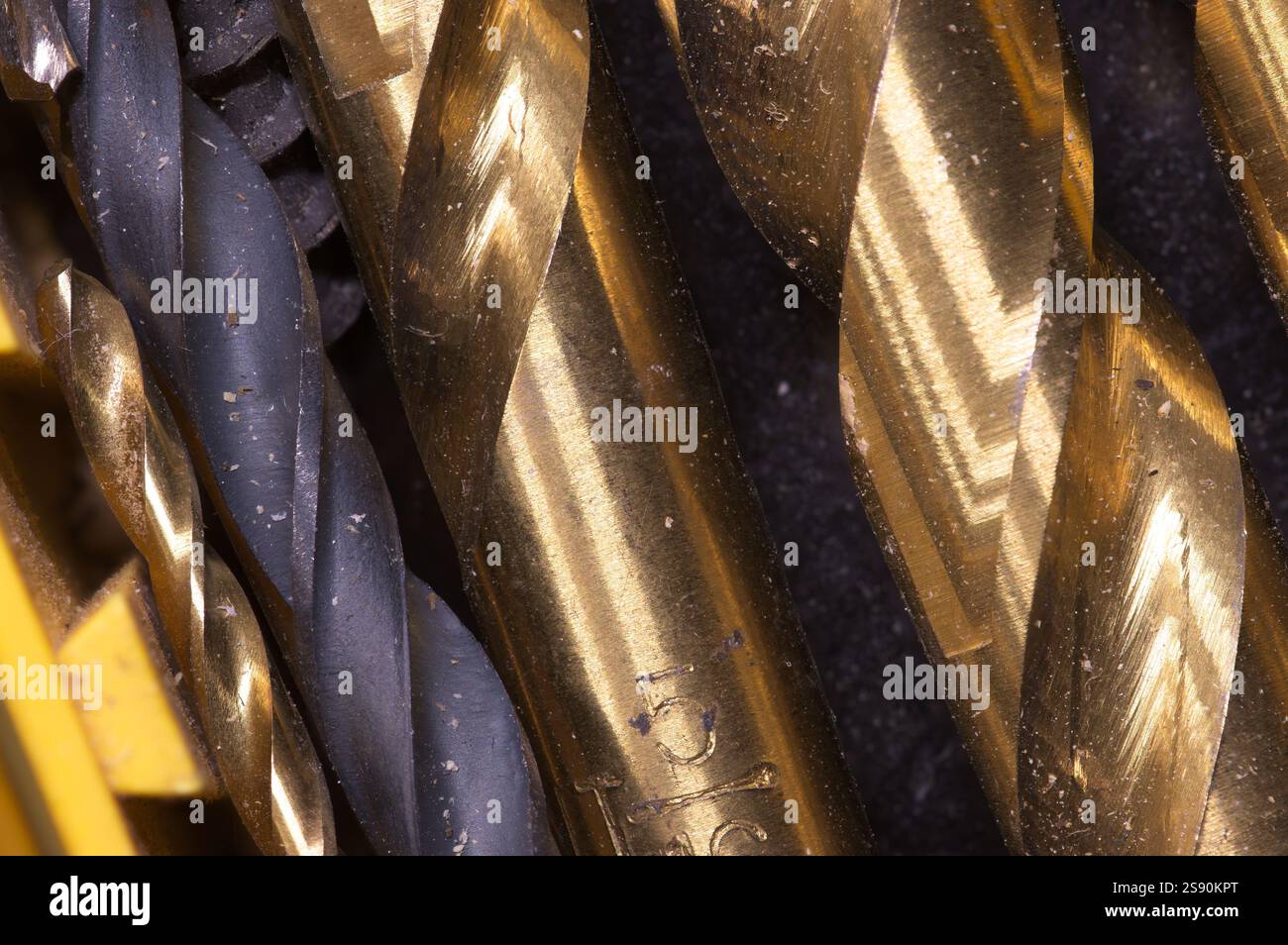 Assortiment de forets de couleur or dans un étui Banque D'Images