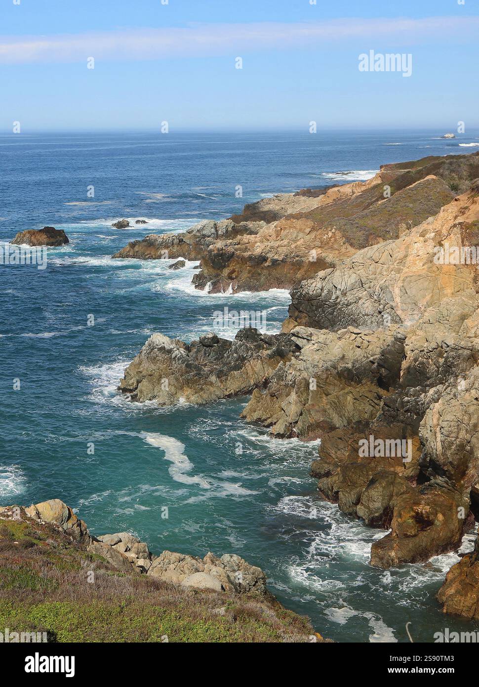 Falaise de la côte californienne verticale Banque D'Images