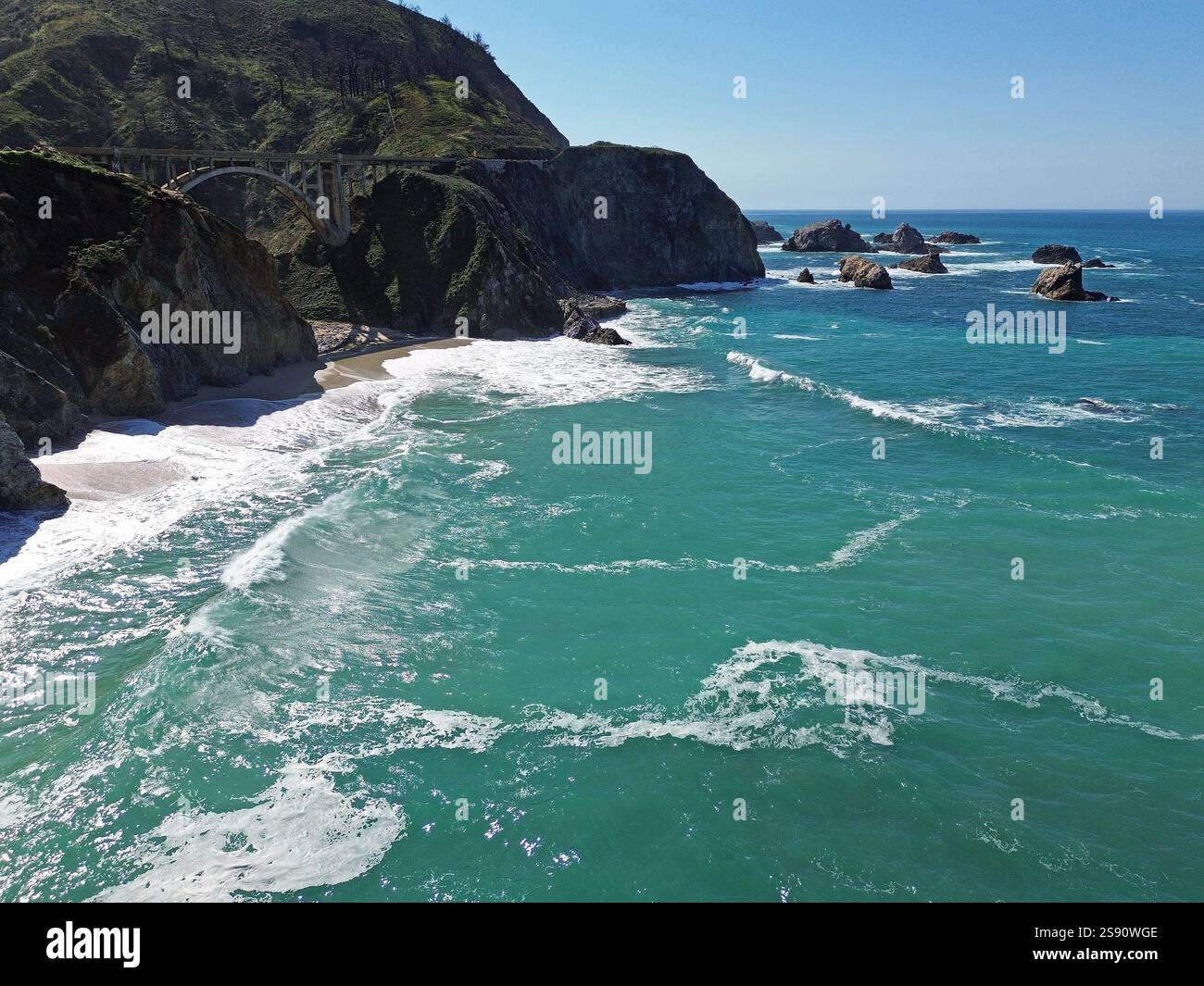 Falaises avec le pont de Little sur River, Californie Banque D'Images