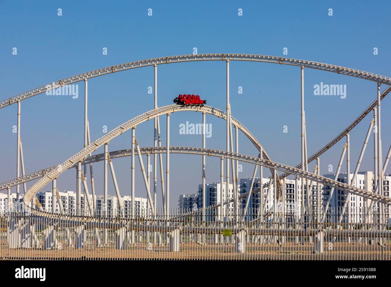 Émirats arabes Unis, Abu Dhabi. Yas Island, parc à thème Ferrari World, Formula Rosso, montagnes russes les plus rapides au monde Banque D'Images
