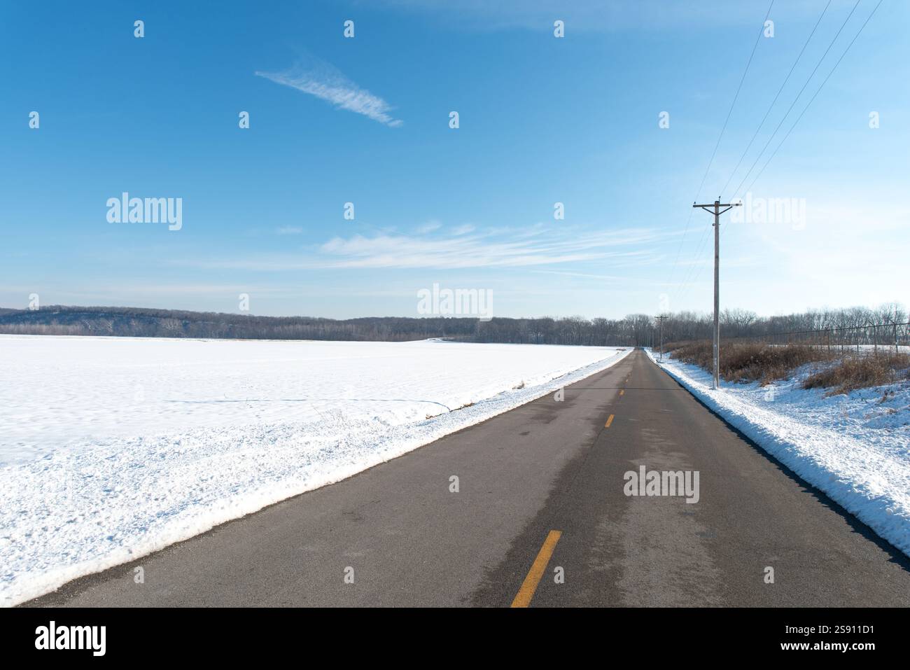 Une longue route de campagne un jour de neige Banque D'Images