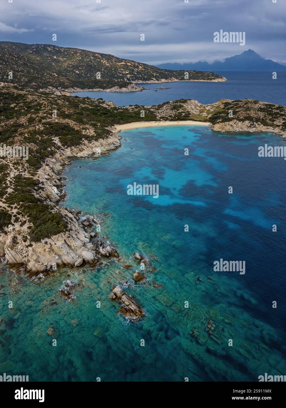 Kalamitsi Wild Beach drone vue aérienne avec eau turquoise Banque D'Images