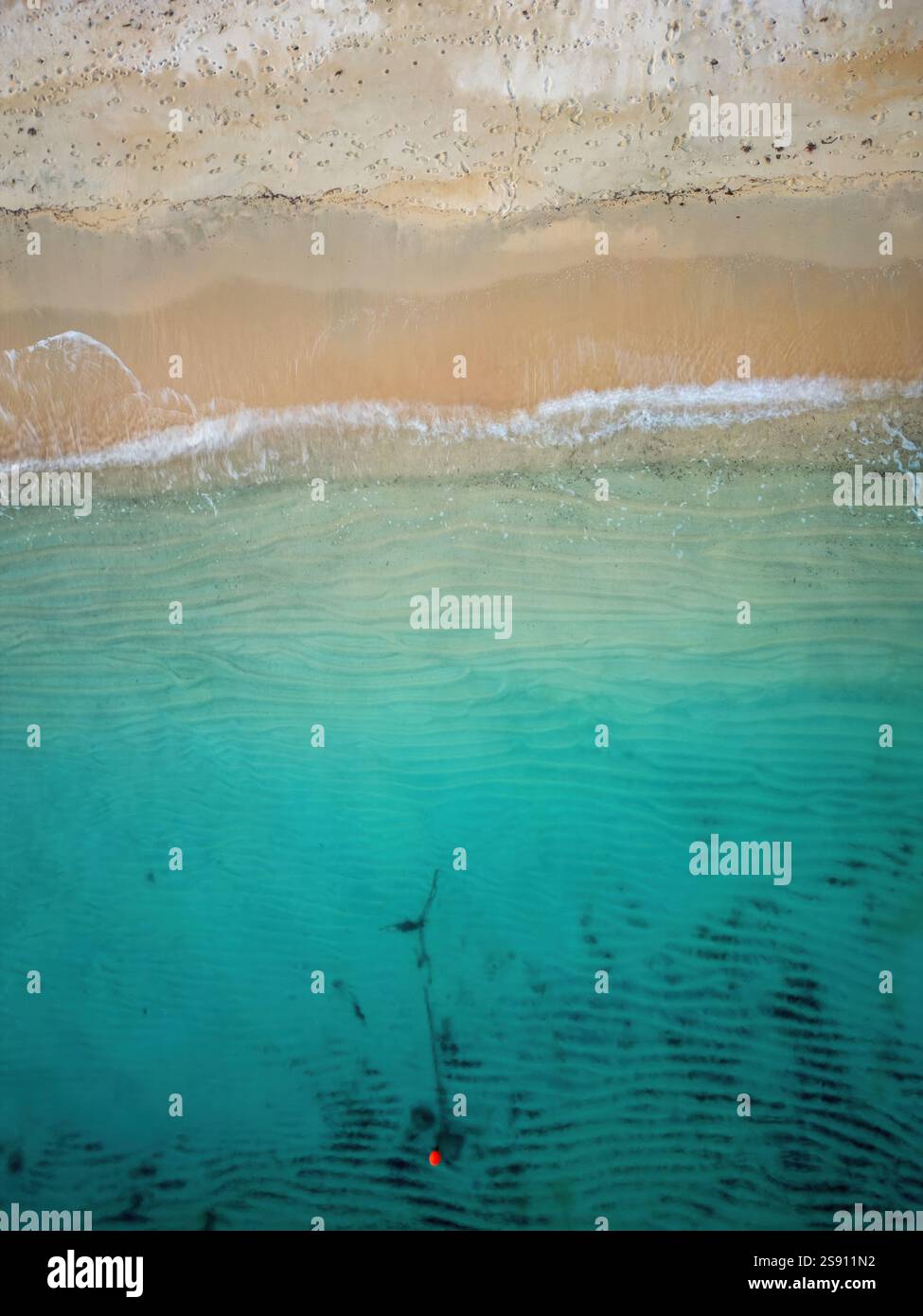 Plage de Kalamitsi avec drone aquatique turquoise vue de dessus aérienne Banque D'Images