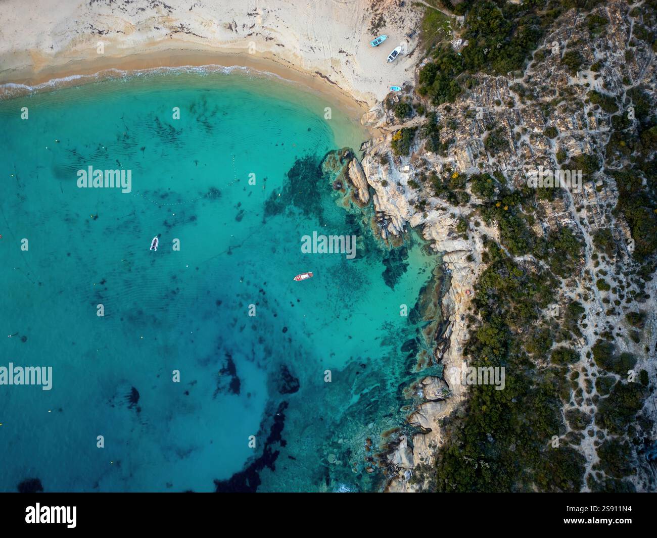 Kalamitsi Wild Beach drone vue de dessus aérienne avec bateaux Banque D'Images