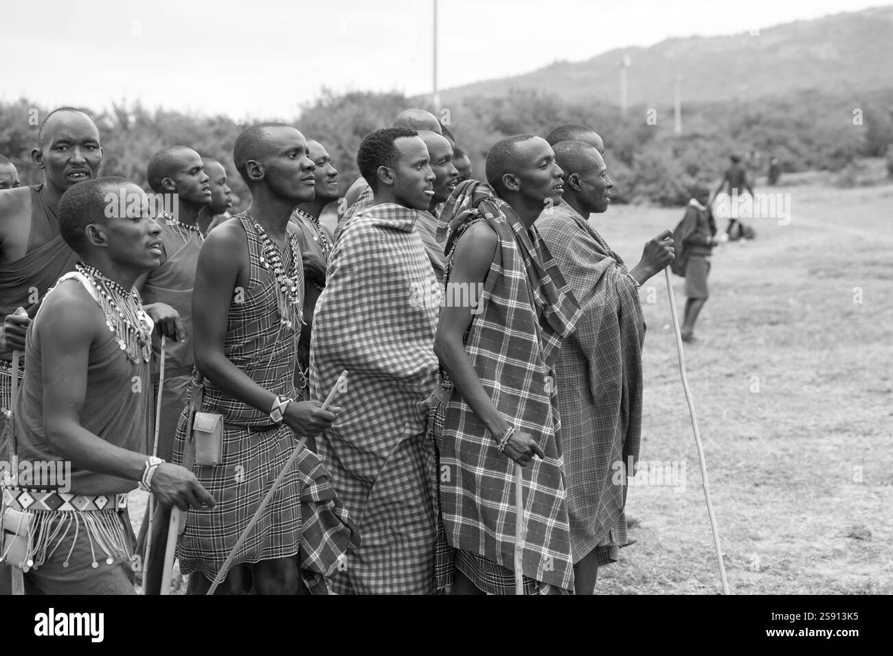Groupe d'hommes Maasai en danse traditionnelle en extérieur en noir et blanc Banque D'Images