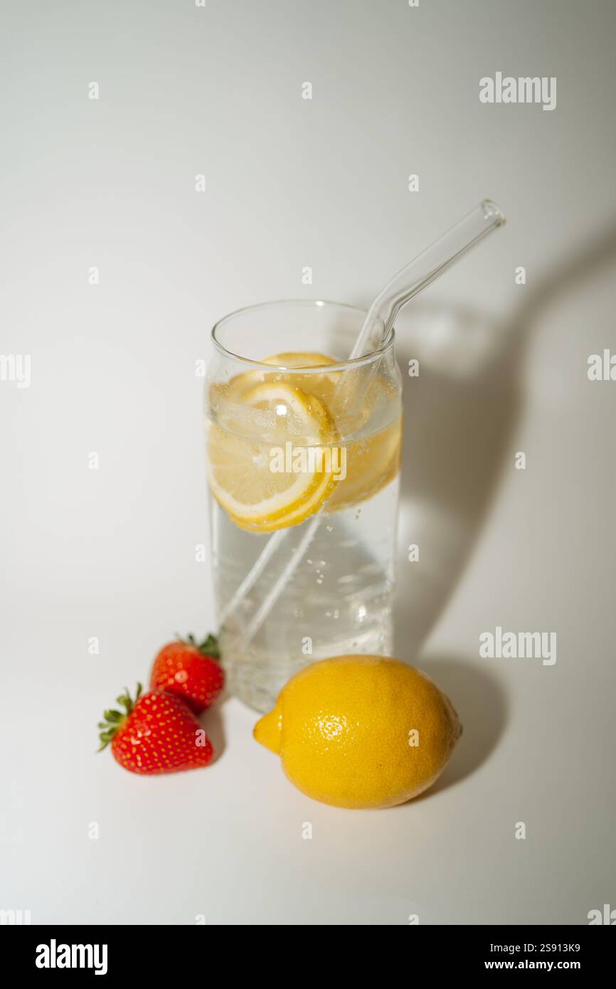 Eau pétillante rafraîchissante aux agrumes et aux fraises avec verre Stra Banque D'Images