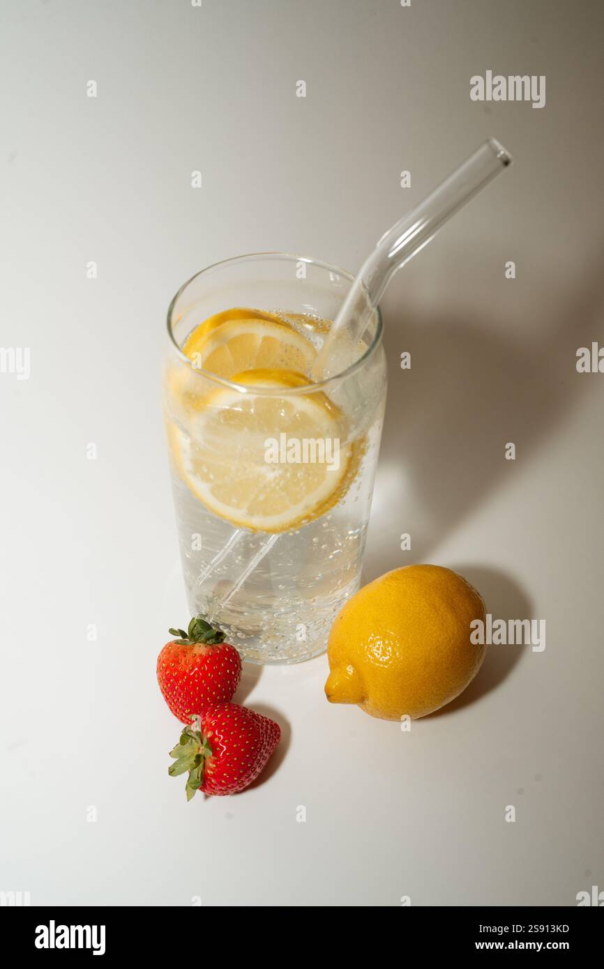 Eau pétillante rafraîchissante aux agrumes et aux fraises avec verre Stra Banque D'Images