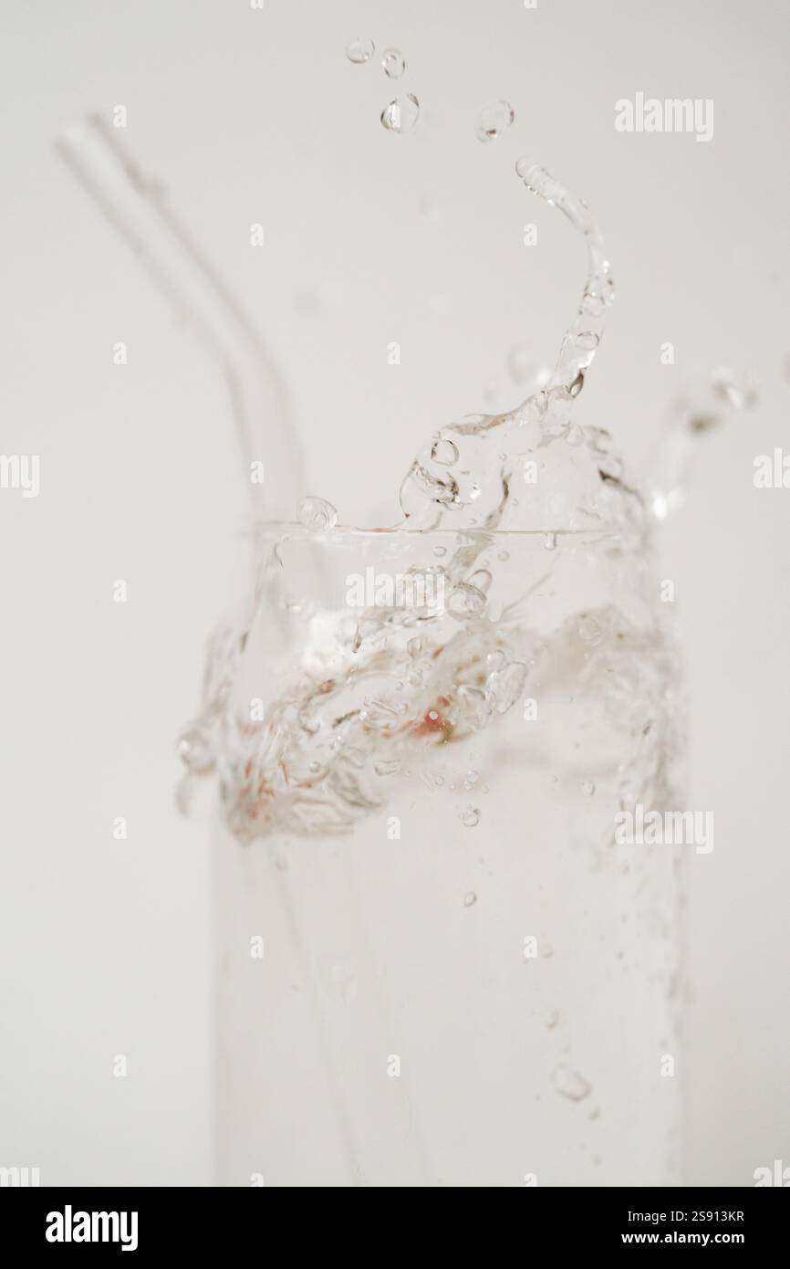 Éclaboussures d'eau du verre transparent Banque D'Images
