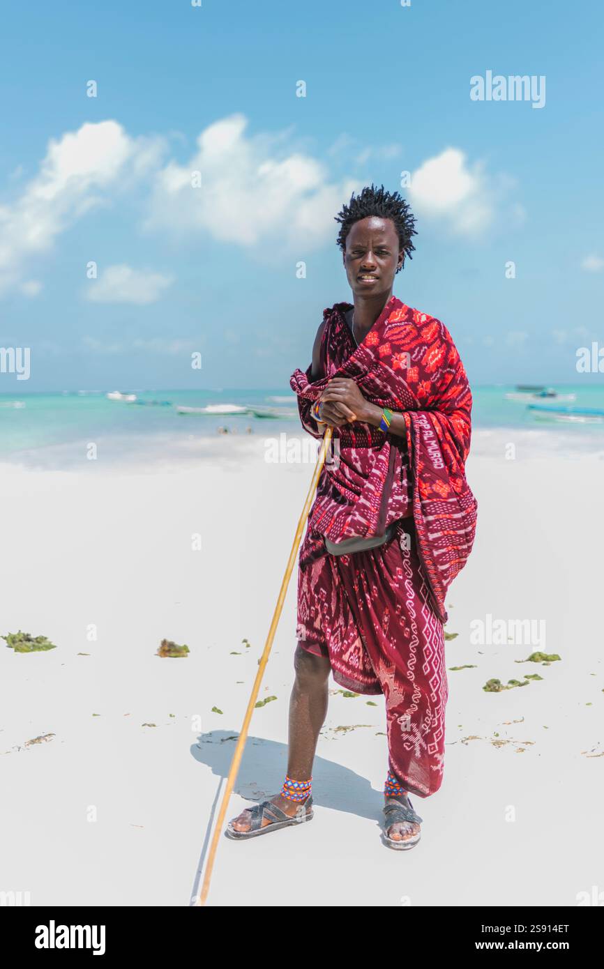 Masai Man posant sur la plage ensoleillée. Banque D'Images Masai Man posant sur la plage ensoleillée. Banque D'Images