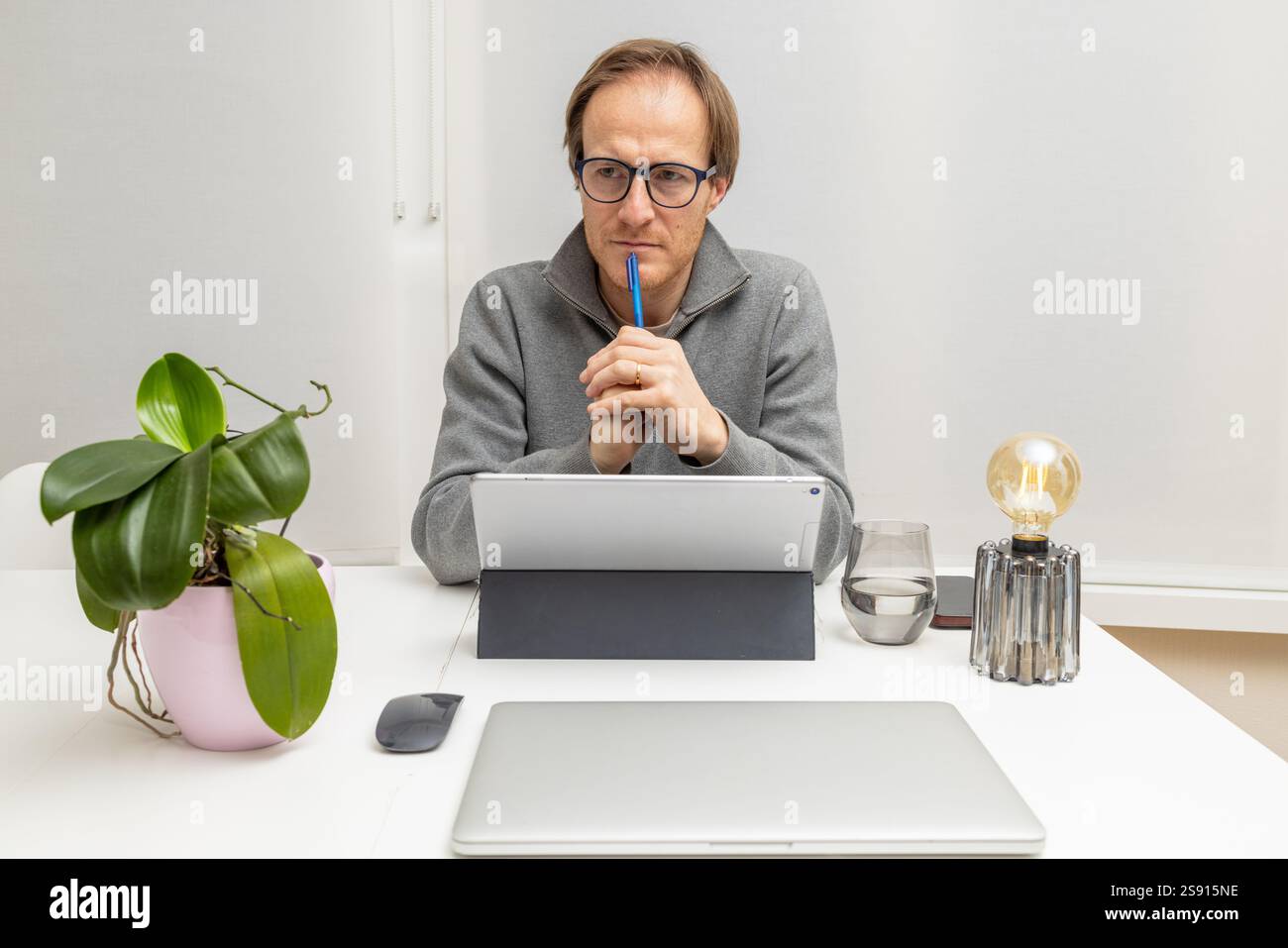 l'homme écoutant et tenant est stylo vers le haut Banque D'Images