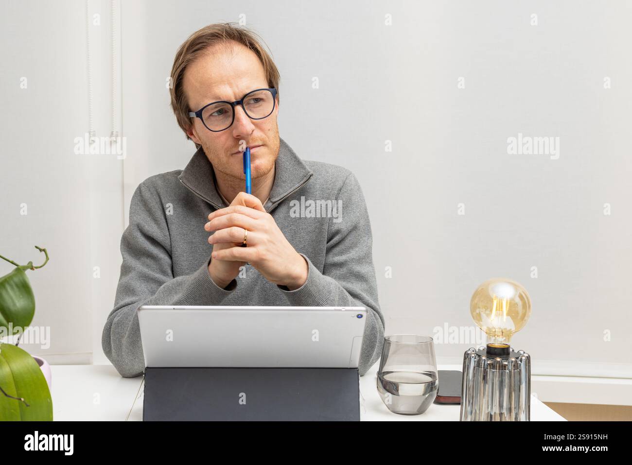 Entrepreneur réfléchi profond dans la réflexion Banque D'Images