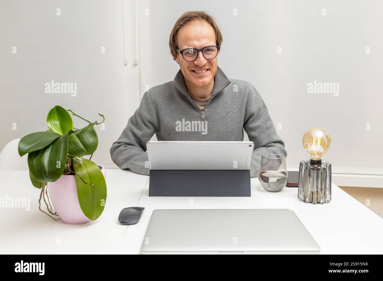 Travailler à distance depuis un bureau à domicile apporte du bonheur. Banque D'Images