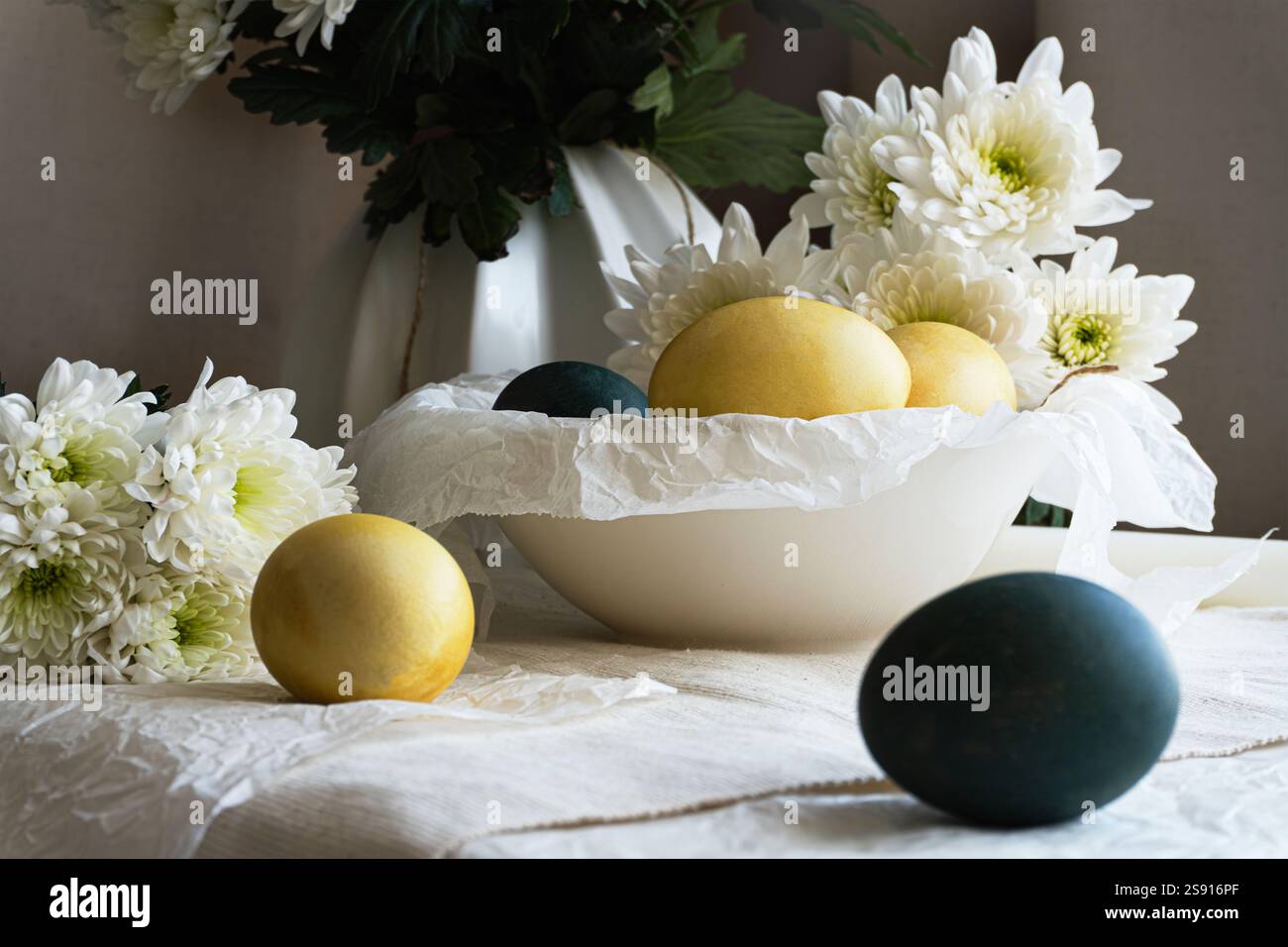 Élégant affichage de Pâques avec des oeufs et des fleurs de couleur naturelle. Banque D'Images