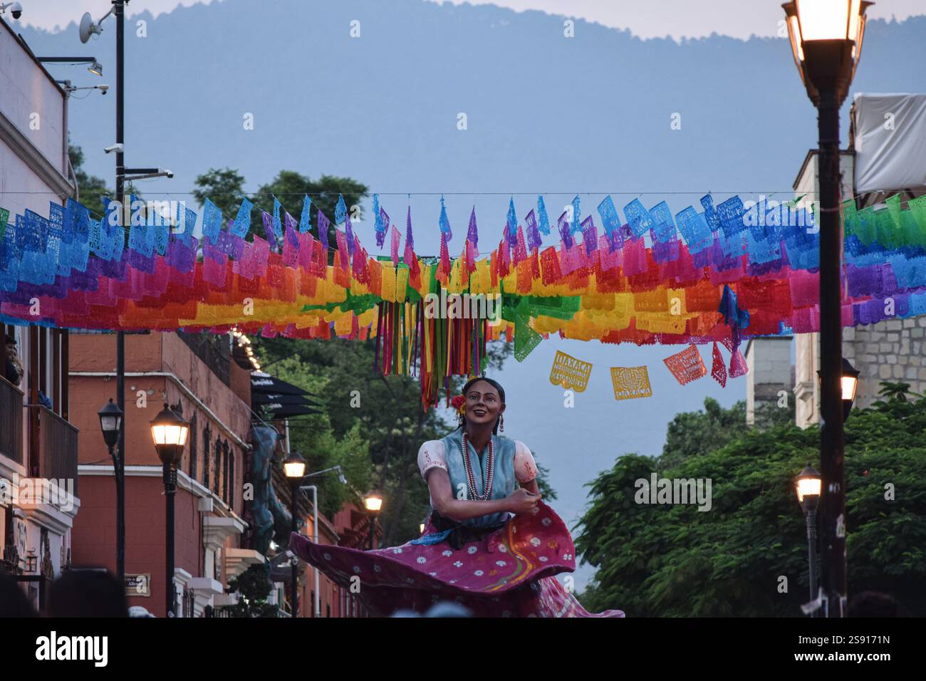 Rues festives traditionnelles de Oaxaca, au Mexique à l'autel nigth Banque D'Images