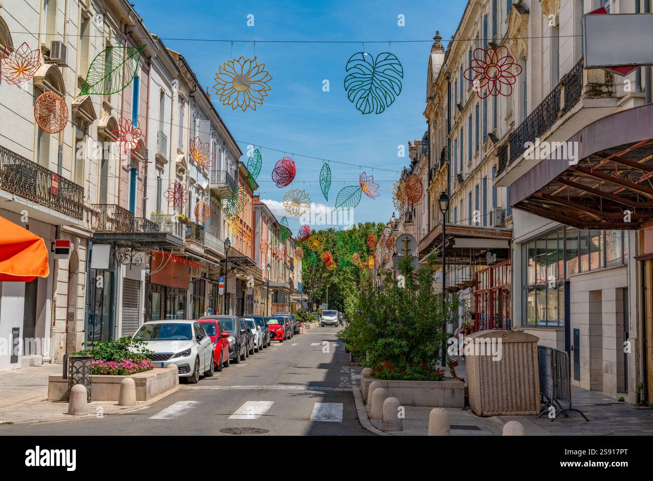 Impression d'Orange, une commune de la région Provence dans le sud-est de la France à l'heure d'été Banque D'Images