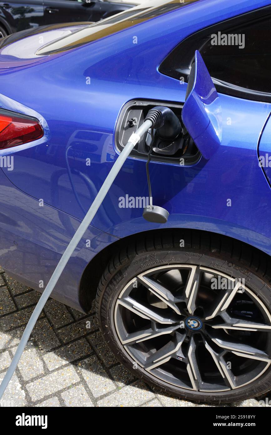 Eastleigh, Angleterre 11 mai 2023 - une voiture électrique en charge. Branchez la prise au point de charge EV au Royaume-Uni Banque D'Images