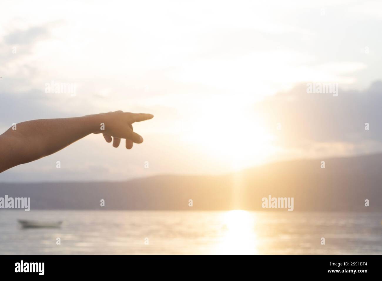 la personne pointe vers le coucher du soleil, concept de beauté de la nature Banque D'Images