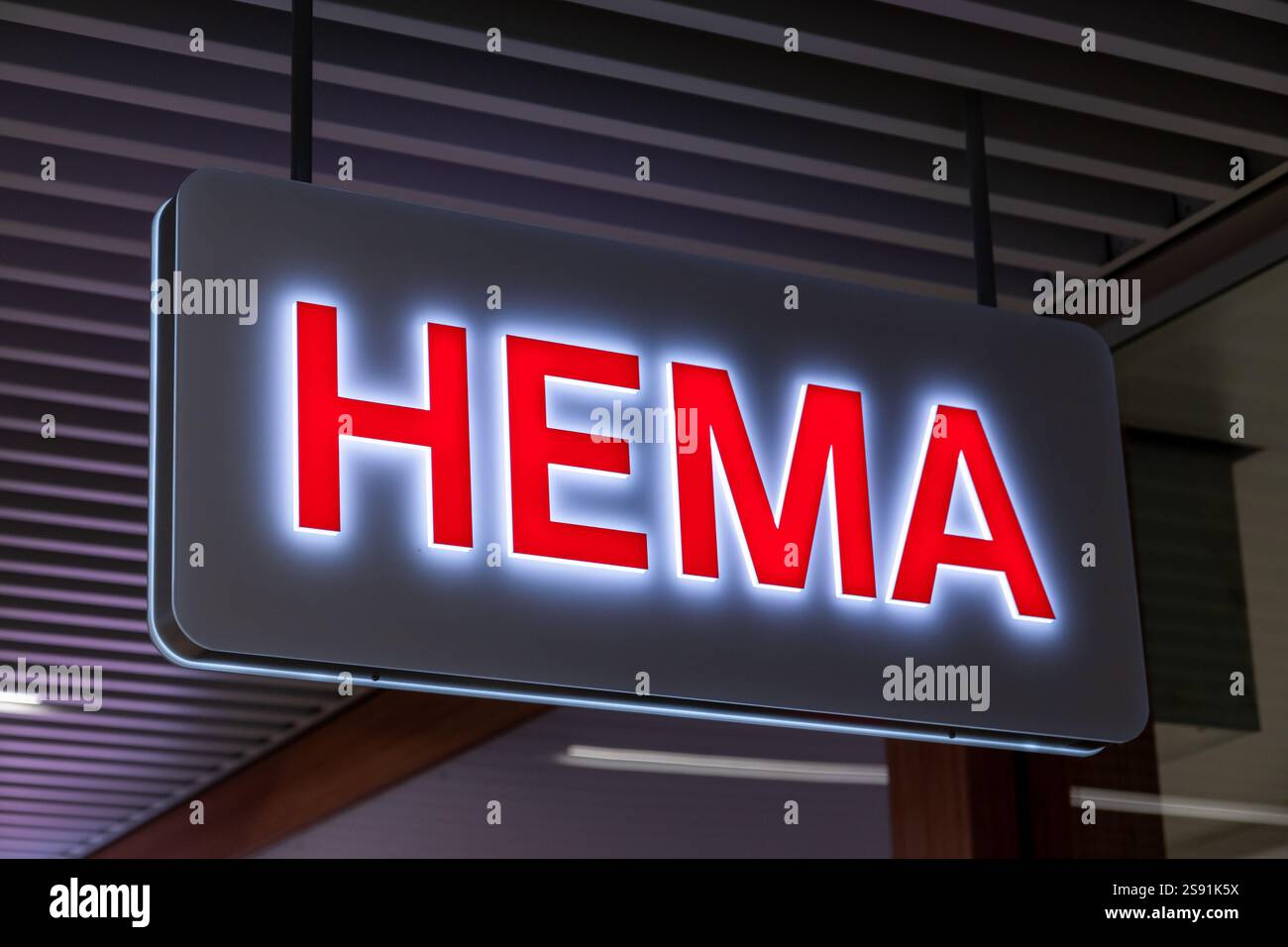 HEMA est une chaîne de magasins de variétés néerlandaise. Il a commencé ses opérations en tant que magasin de variétés. Banque D'Images HEMA est une chaîne de magasins de variétés néerlandaise. Il a commencé ses opérations en tant que magasin de variétés. Banque D'Images