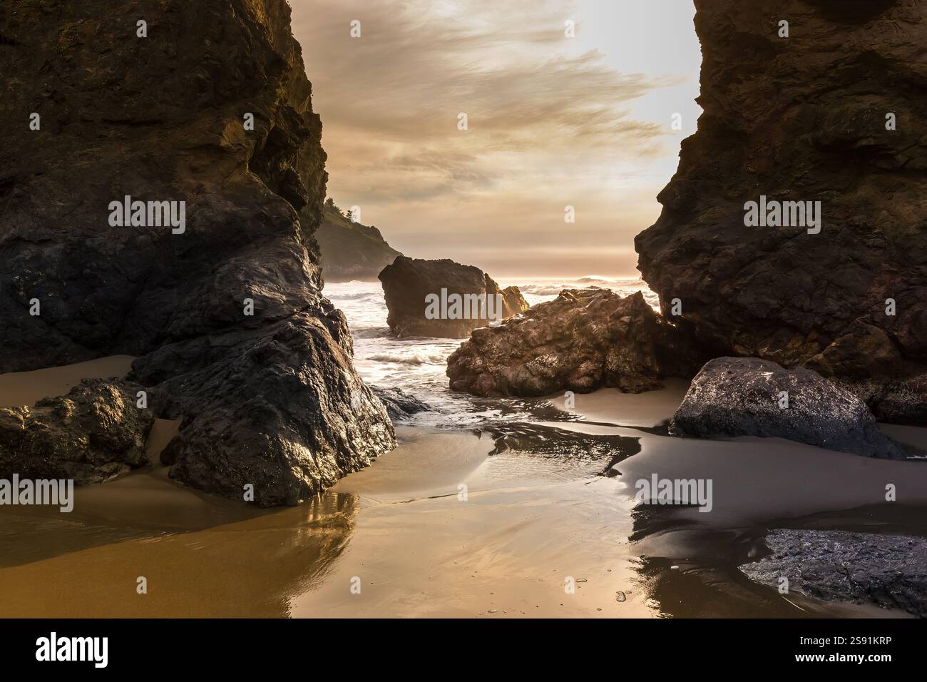 Coucher de soleil sur une plage rocheuse en Californie Banque D'Images