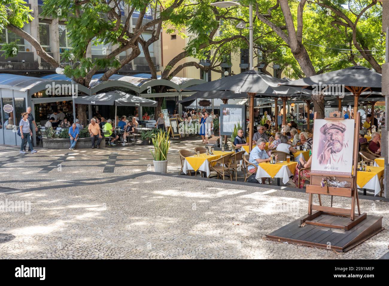 Cafés et restaurants de rue en plein air occupés avec des clients sur Rua Dr António José de Almeida, Funchal Madeira Portugal Banque D'Images