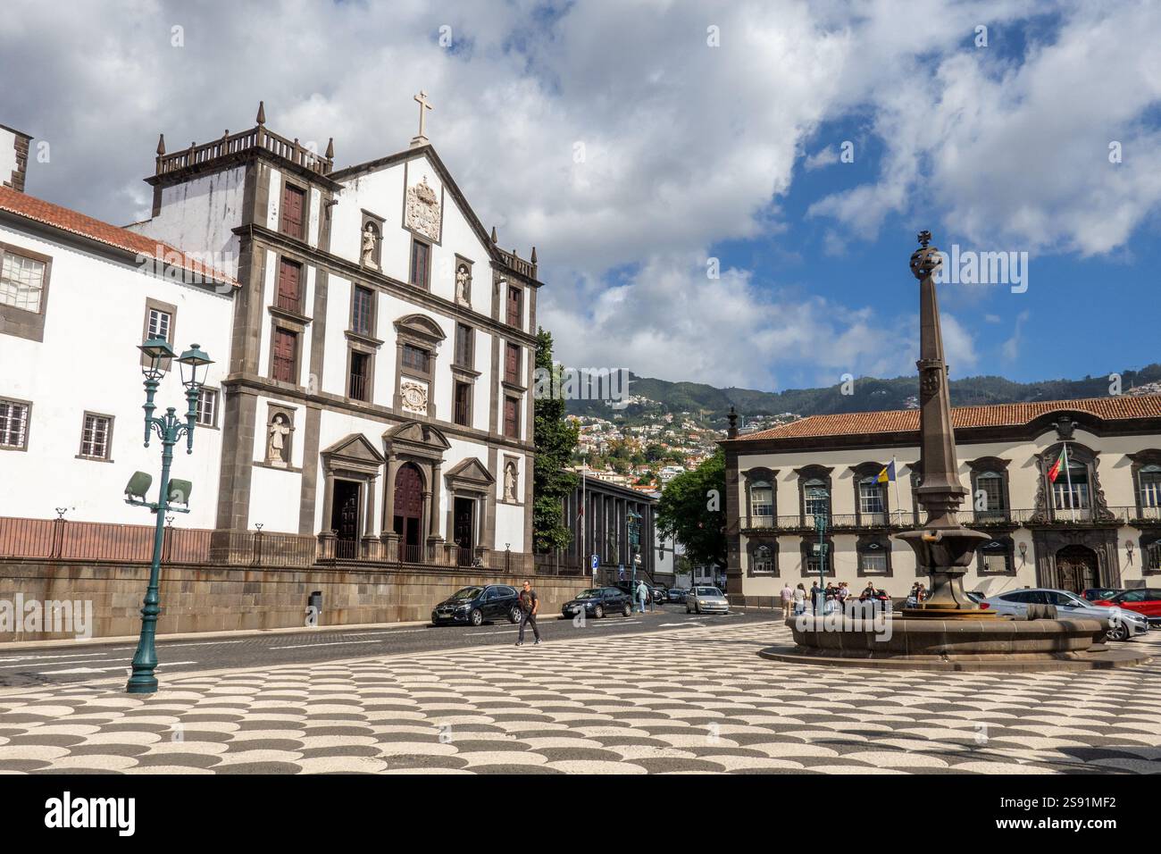 Église Evangelista São João et hôtel de ville de Funchal, Madère situé dans la façade du bâtiment Praca do Municipo Banque D'Images
