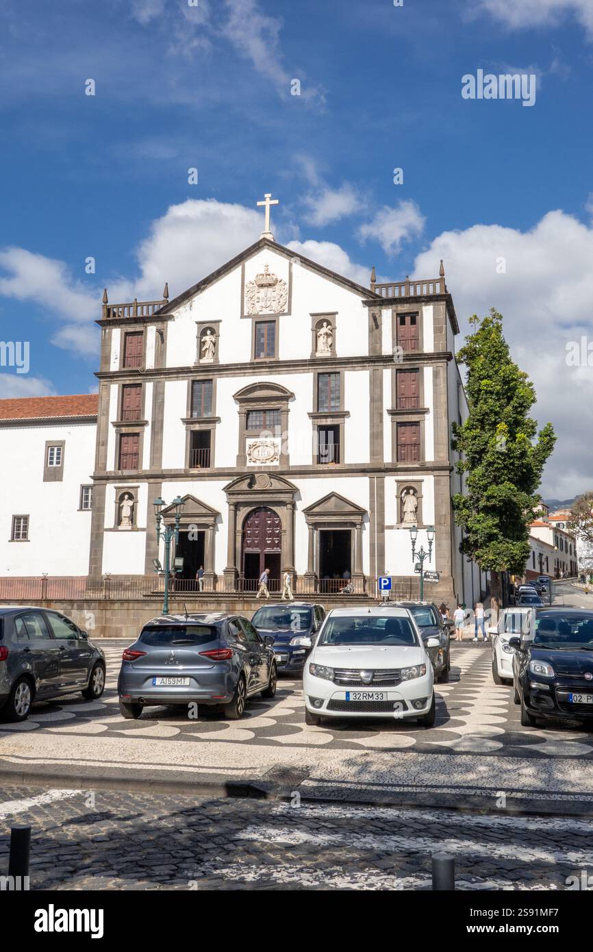 São João Église Evangelista (Igreja do Colégio), Funchal, Madère située dans la façade du bâtiment Praca do Municipo Banque D'Images