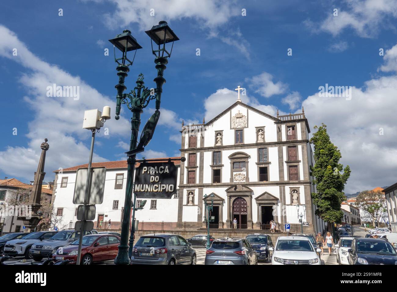 São João Église Evangelista (Igreja do Colégio), Funchal, Madère située dans la façade du bâtiment Praca do Municipo Banque D'Images