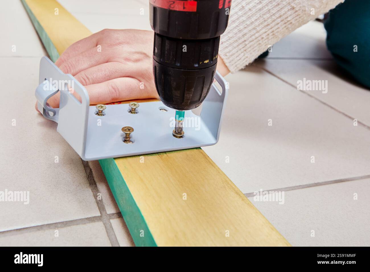 Support non réglable de fixations de ski à câble modernes lors de l'installation sur des skis en bois pour la chasse. Banque D'Images
