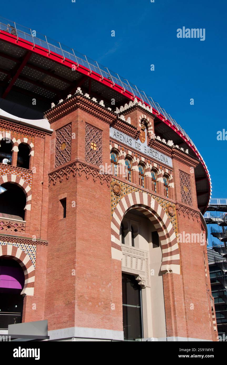 Façade restaurée de l'arène Las Arenas de 1900, maintenant un centre commercial, Plaza España, Barcelone, Espagne Banque D'Images