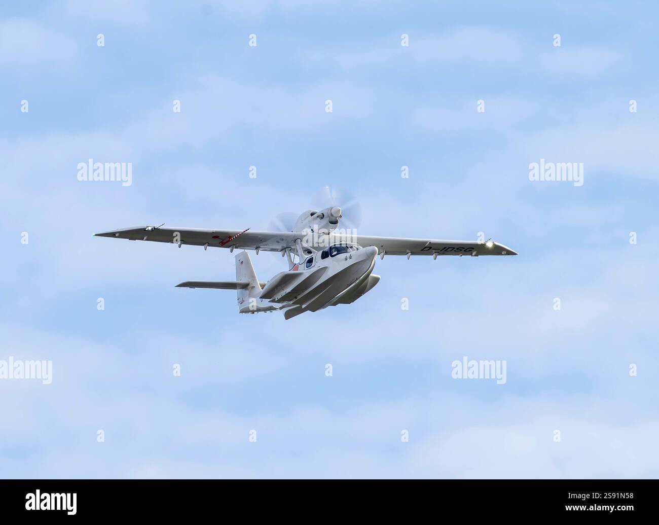 24.01.2025, Ein Wasser-Flugzeug über Bad Wörishofen fliegend Kreisend auf CA. 800 Meter über Grund, gestartet vom Sonderflughafen Oberpfaffenhofen nahe München. Dornier CD-2 Seastar, d-IDSG, Die Dornier Seastar Seestern ist ein zweimotoriges Amphibienfaisance lugzeug des Deutsch-chinesischen Herstellers Dornier Seawings. 24.01.2025, Oberpfaffenhofen 24.01.2025, Oberpfaffenhofen Banque D'Images