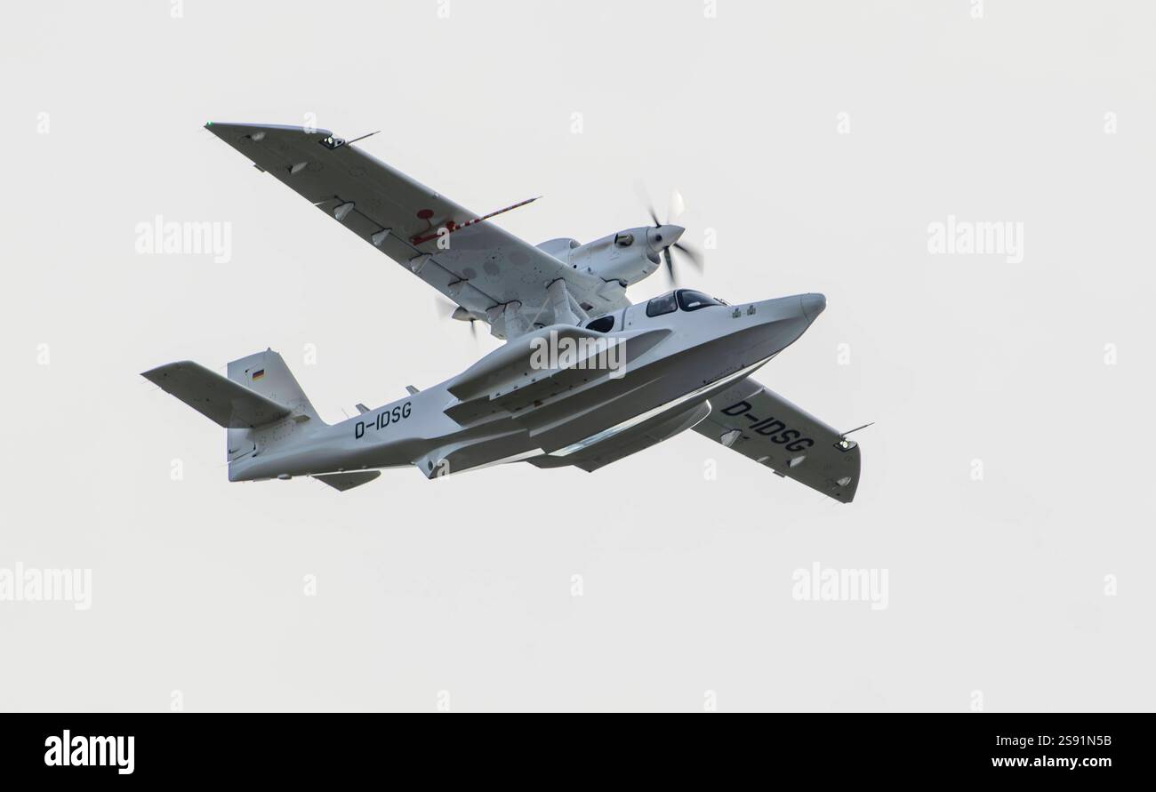 24.01.2025, Ein Wasser-Flugzeug über Bad Wörishofen fliegend Kreisend auf CA. 800 Meter über Grund, gestartet vom Sonderflughafen Oberpfaffenhofen nahe München. Dornier CD-2 Seastar, d-IDSG, Die Dornier Seastar Seestern ist ein zweimotoriges Amphibienfaisance lugzeug des Deutsch-chinesischen Herstellers Dornier Seawings. 24.01.2025, Oberpfaffenhofen 24.01.2025, Oberpfaffenhofen Banque D'Images