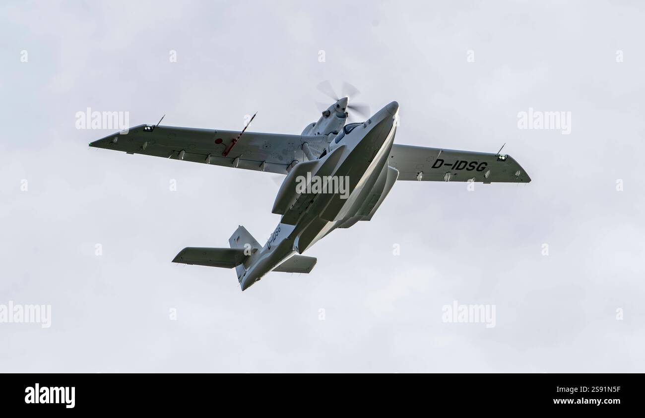 24.01.2025, Ein Wasser-Flugzeug über Bad Wörishofen fliegend Kreisend auf CA. 800 Meter über Grund, gestartet vom Sonderflughafen Oberpfaffenhofen nahe München. Dornier CD-2 Seastar, d-IDSG, Die Dornier Seastar Seestern ist ein zweimotoriges Amphibienfaisance lugzeug des Deutsch-chinesischen Herstellers Dornier Seawings. 24.01.2025, Oberpfaffenhofen 24.01.2025, Oberpfaffenhofen Banque D'Images