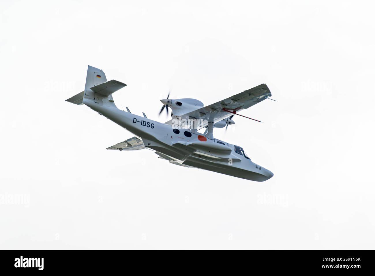 24.01.2025, Ein Wasser-Flugzeug über Bad Wörishofen fliegend Kreisend auf CA. 800 Meter über Grund, gestartet vom Sonderflughafen Oberpfaffenhofen nahe München. Dornier CD-2 Seastar, d-IDSG, Die Dornier Seastar Seestern ist ein zweimotoriges Amphibienfaisance lugzeug des Deutsch-chinesischen Herstellers Dornier Seawings. 24.01.2025, Oberpfaffenhofen 24.01.2025, Oberpfaffenhofen Banque D'Images