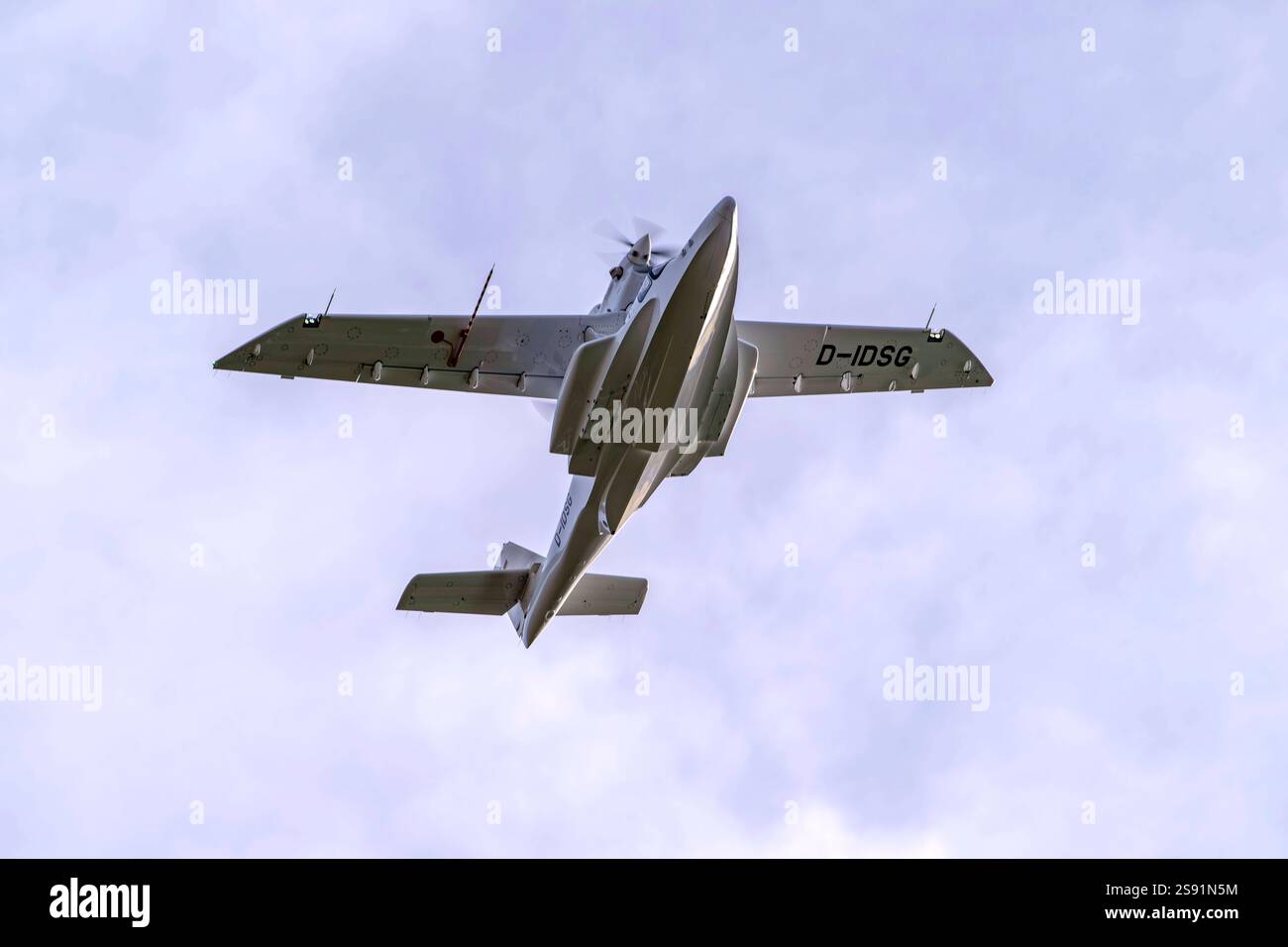 24.01.2025, Ein Wasser-Flugzeug über Bad Wörishofen fliegend Kreisend auf CA. 800 Meter über Grund, gestartet vom Sonderflughafen Oberpfaffenhofen nahe München. Dornier CD-2 Seastar, d-IDSG, Die Dornier Seastar Seestern ist ein zweimotoriges Amphibienfaisance lugzeug des Deutsch-chinesischen Herstellers Dornier Seawings. 24.01.2025, Oberpfaffenhofen 24.01.2025, Oberpfaffenhofen Banque D'Images