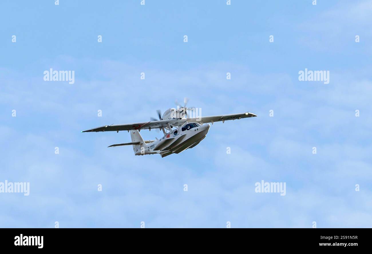 24.01.2025, Ein Wasser-Flugzeug über Bad Wörishofen fliegend Kreisend auf CA. 800 Meter über Grund, gestartet vom Sonderflughafen Oberpfaffenhofen nahe München. Dornier CD-2 Seastar, d-IDSG, Die Dornier Seastar Seestern ist ein zweimotoriges Amphibienfaisance lugzeug des Deutsch-chinesischen Herstellers Dornier Seawings. 24.01.2025, Oberpfaffenhofen 24.01.2025, Oberpfaffenhofen Banque D'Images
