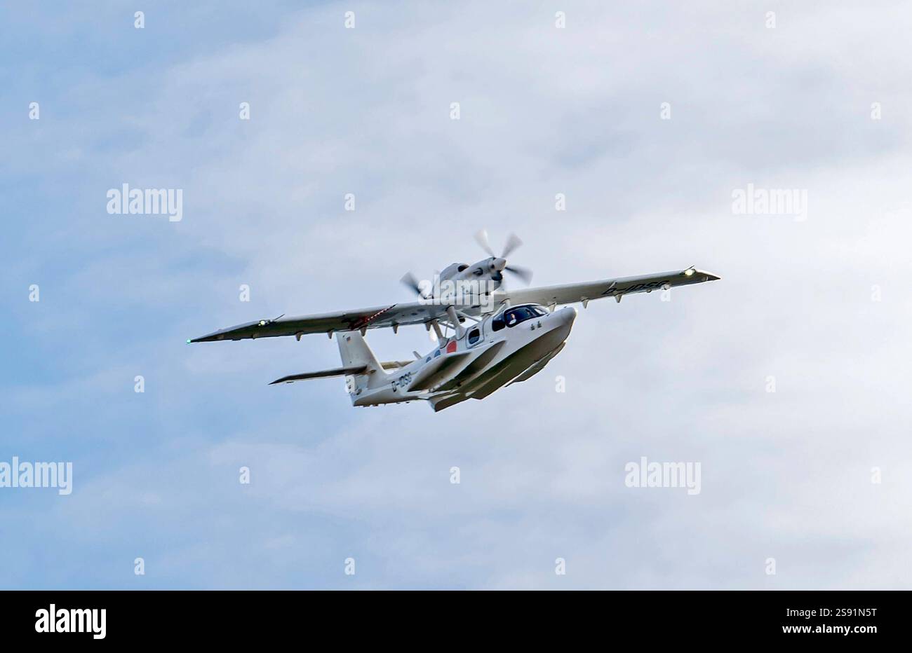 24.01.2025, Ein Wasser-Flugzeug über Bad Wörishofen fliegend Kreisend auf CA. 800 Meter über Grund, gestartet vom Sonderflughafen Oberpfaffenhofen nahe München. Dornier CD-2 Seastar, d-IDSG, Die Dornier Seastar Seestern ist ein zweimotoriges Amphibienfaisance lugzeug des Deutsch-chinesischen Herstellers Dornier Seawings. 24.01.2025, Oberpfaffenhofen 24.01.2025, Oberpfaffenhofen Banque D'Images