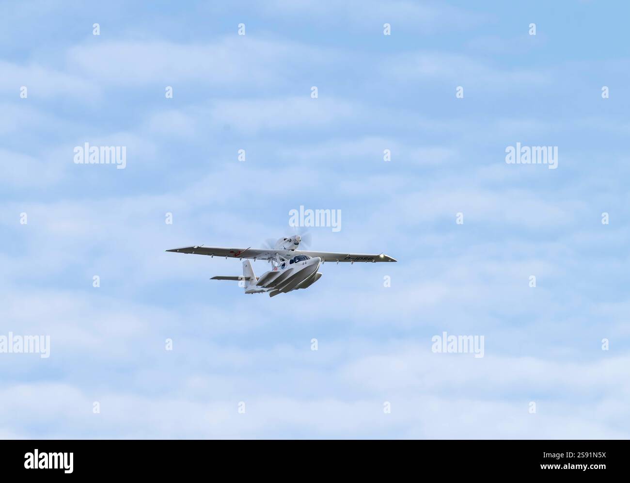 24.01.2025, Ein Wasser-Flugzeug über Bad Wörishofen fliegend Kreisend auf CA. 800 Meter über Grund, gestartet vom Sonderflughafen Oberpfaffenhofen nahe München. Dornier CD-2 Seastar, d-IDSG, Die Dornier Seastar Seestern ist ein zweimotoriges Amphibienfaisance lugzeug des Deutsch-chinesischen Herstellers Dornier Seawings. 24.01.2025, Oberpfaffenhofen 24.01.2025, Oberpfaffenhofen Banque D'Images