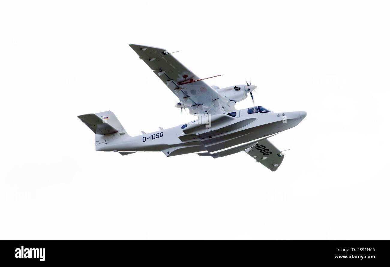 24.01.2025, Ein Wasser-Flugzeug über Bad Wörishofen fliegend Kreisend auf CA. 800 Meter über Grund, gestartet vom Sonderflughafen Oberpfaffenhofen nahe München. Dornier CD-2 Seastar, d-IDSG, Die Dornier Seastar Seestern ist ein zweimotoriges Amphibienfaisance lugzeug des Deutsch-chinesischen Herstellers Dornier Seawings. 24.01.2025, Oberpfaffenhofen 24.01.2025, Oberpfaffenhofen Banque D'Images